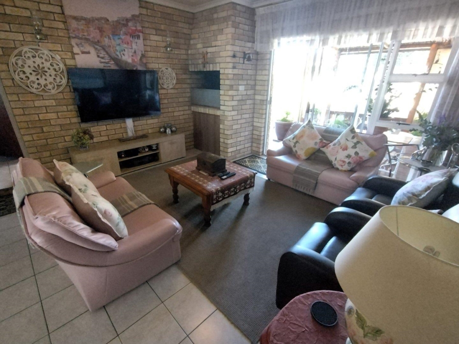 5 Bedroom Property for Sale in Wavecrest Eastern Cape